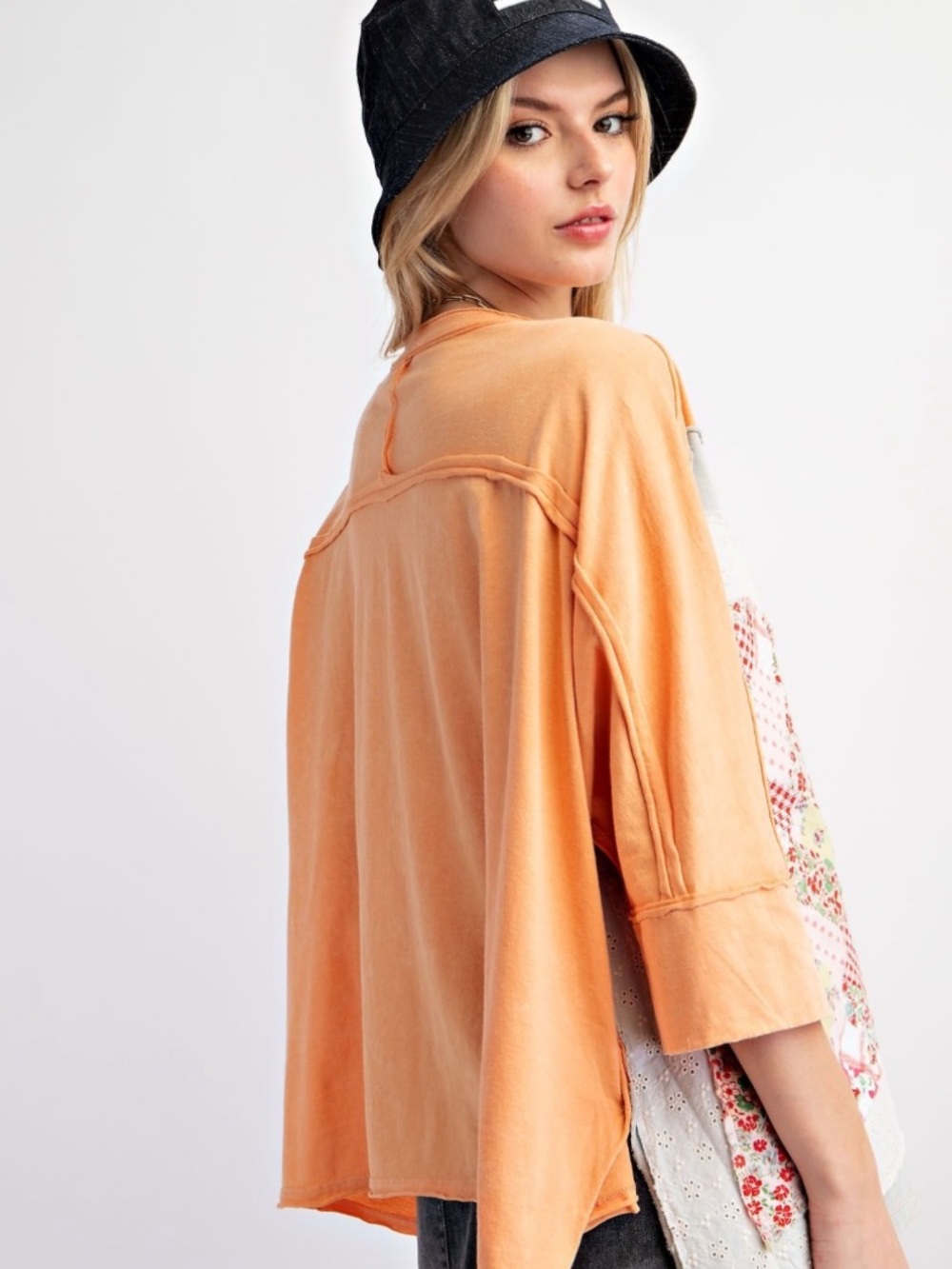 101 ❤️ EASEL HEART PATCH MINERAL WASHED KNIT TOP
-HALF SLEEVES - Picture 3 of 3
